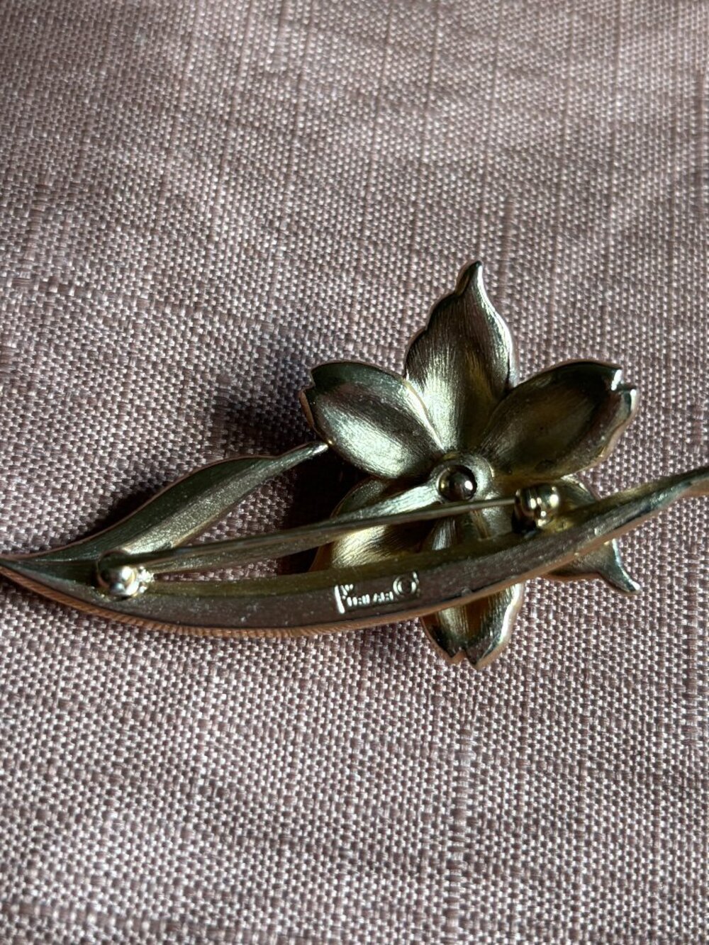 Vintage Signed CROWN TRIFARI Gold Tone Daffodil Flower Brooch Pin - Picture 2 of 3